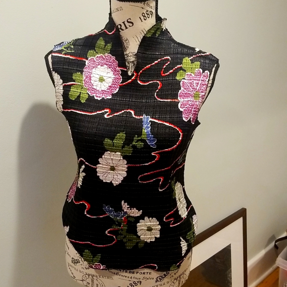 Sleeveless floral fitted blouse